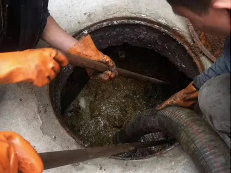 新市清理化粪池时如何避免沼气的危害？